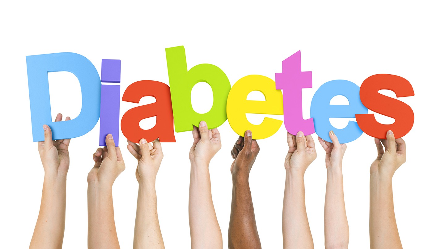 Diabetes erkennen: Bin ich gefährdet? Diabetes erkennen: Acht Hände unterschiedlicher Hautfarbe halten bunte Buchstaben, die das Wort Diabetes bilden.